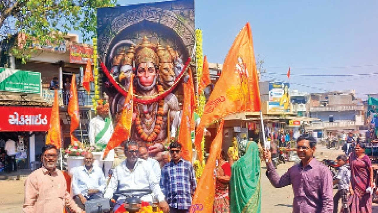 Lunavada: કોઠંબા ખાતે હનુમાન જયંતીની શોભાયાત્રા નીકળી 