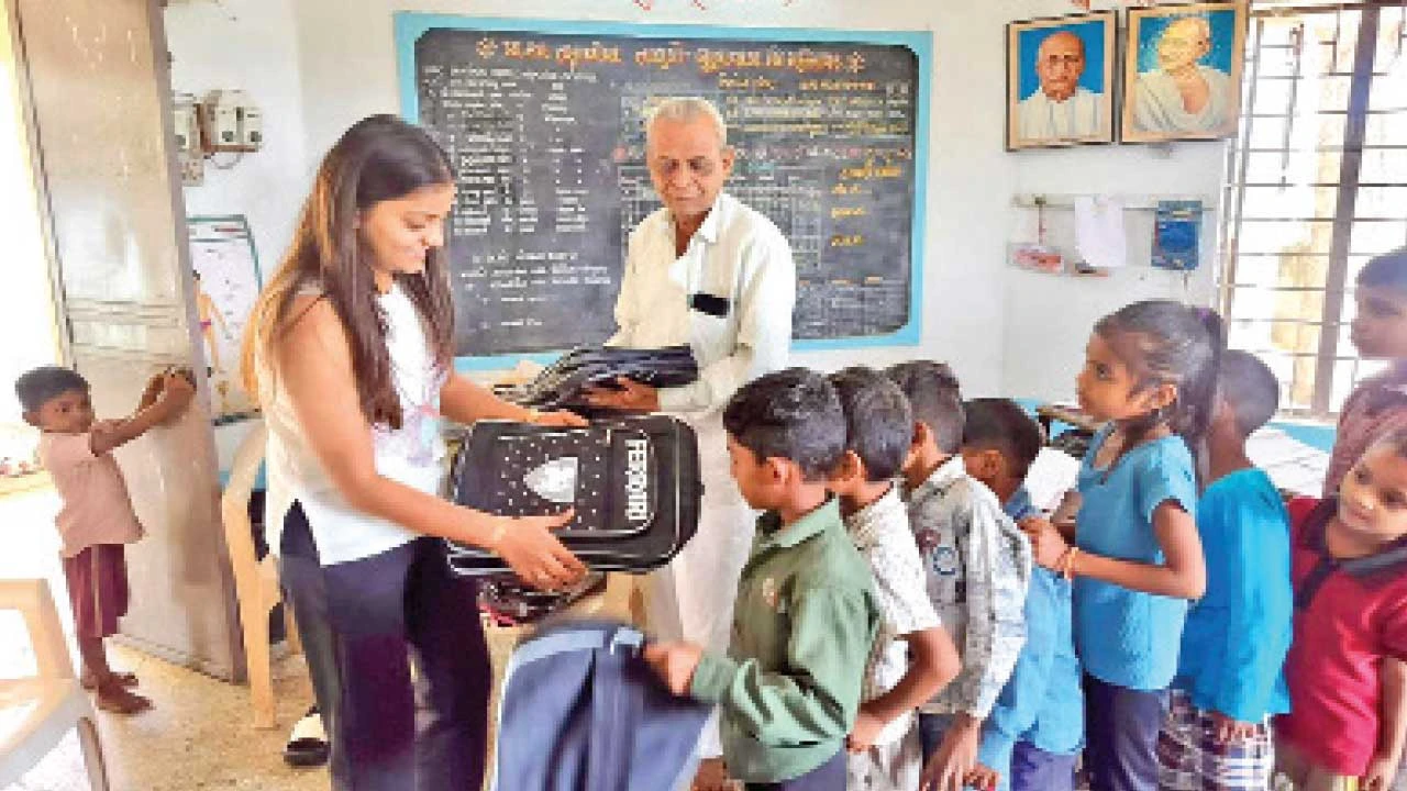 લુણાવાડાની તણસિયા પ્રાથમિક શાળામાં બાળકોને School Bagનું વિતરણ કરાયું.