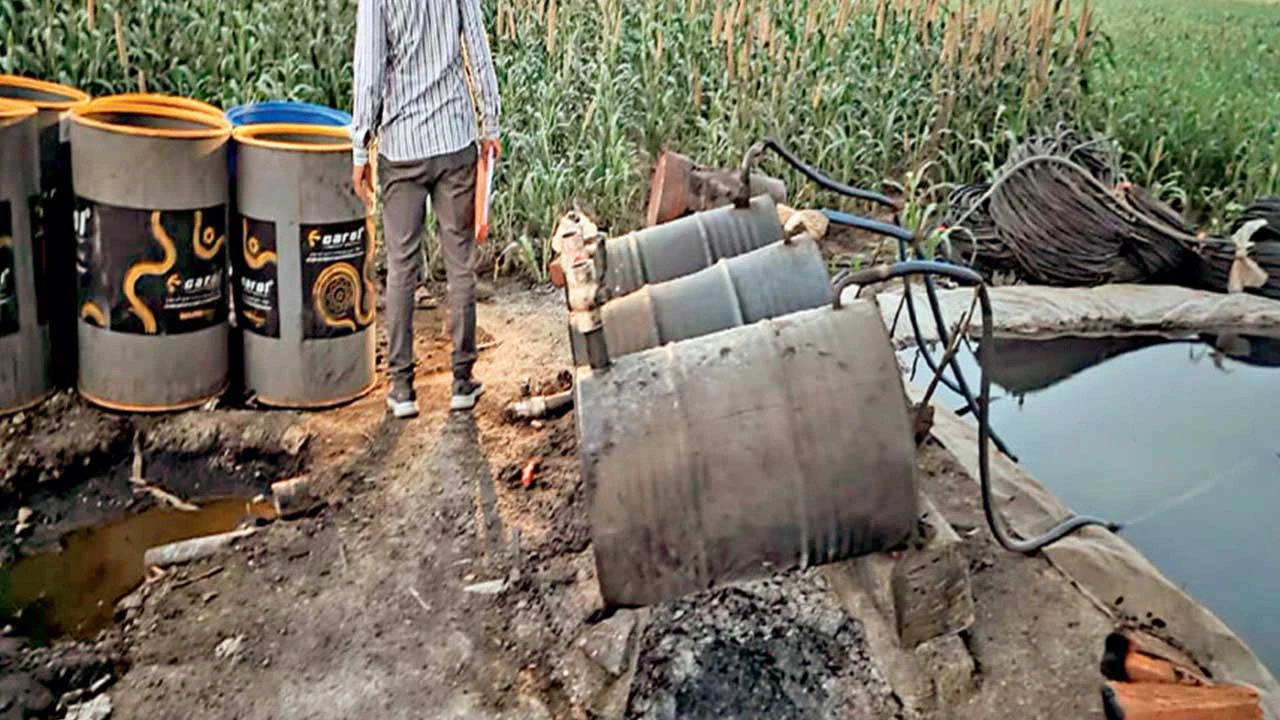 સાયલાના નડાળા સીમમાં બાજરીના વાવેતરમાંથી દેશી દારૂની ભઠ્ઠી ઝડપાઇ.