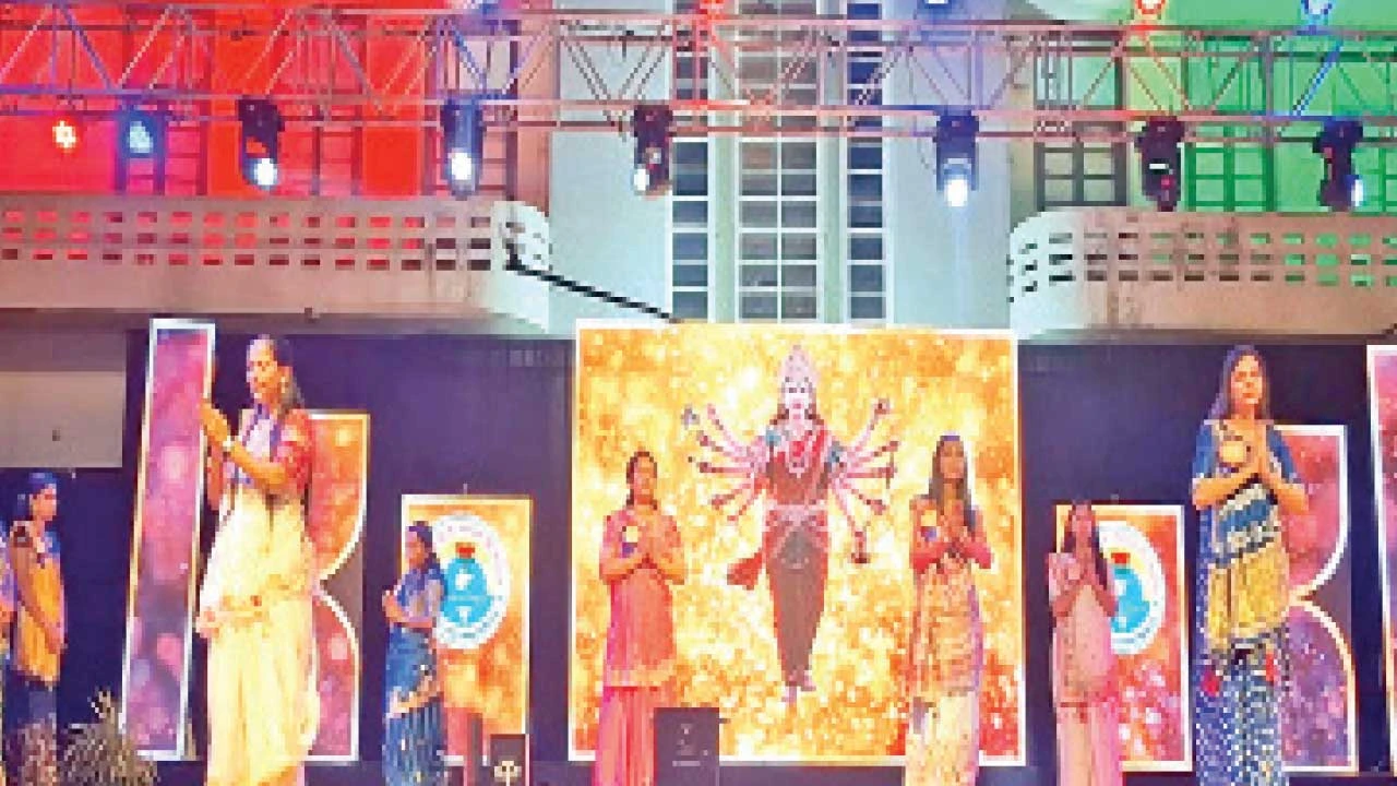 કાલોલની સ્ય્જી અને સી.બી. ગર્લ્સ હાઇસ્કૂલનો વાર્ષિકોત્સવ યોજાયો.