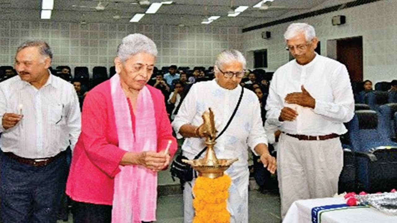 કરમસદની ભાઈકાકા યુનિવર્સિટીમાં પૂ.ભાઈકાકાની પુણ્યતિથિ નિમિત્તે ભાવાંજલિ અપાઈ.