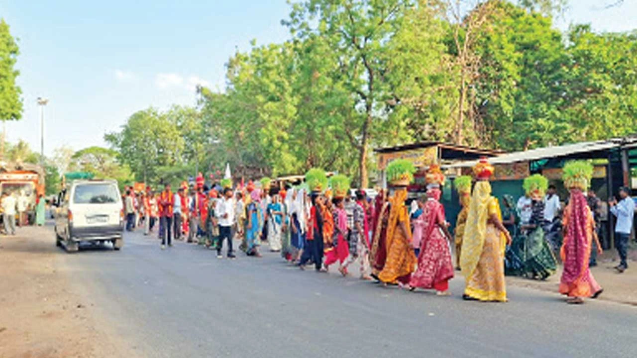 Panchmahal: માતાજીના જવારા સાથે નીકળેલો પગપાળા સંઘ જાંબુઘોડા પહોંચ્યો 