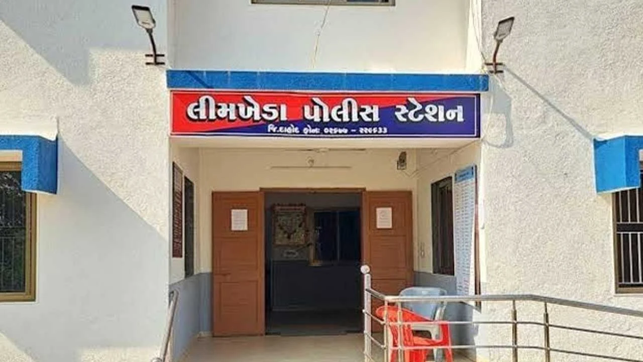 Dahod: દાભડા ગામેથી રૂા.3 લાખનો દારૂ ઝડપાયો 