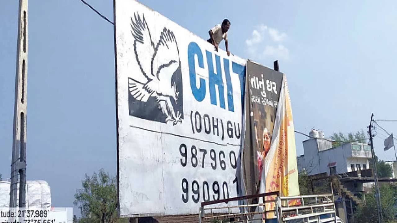 દેડિયાપાડામાં ચૂંટણી પહેલાં રાજકીય બેનર્સ અને હોર્ડિંગ્સ દૂર કરાયા.