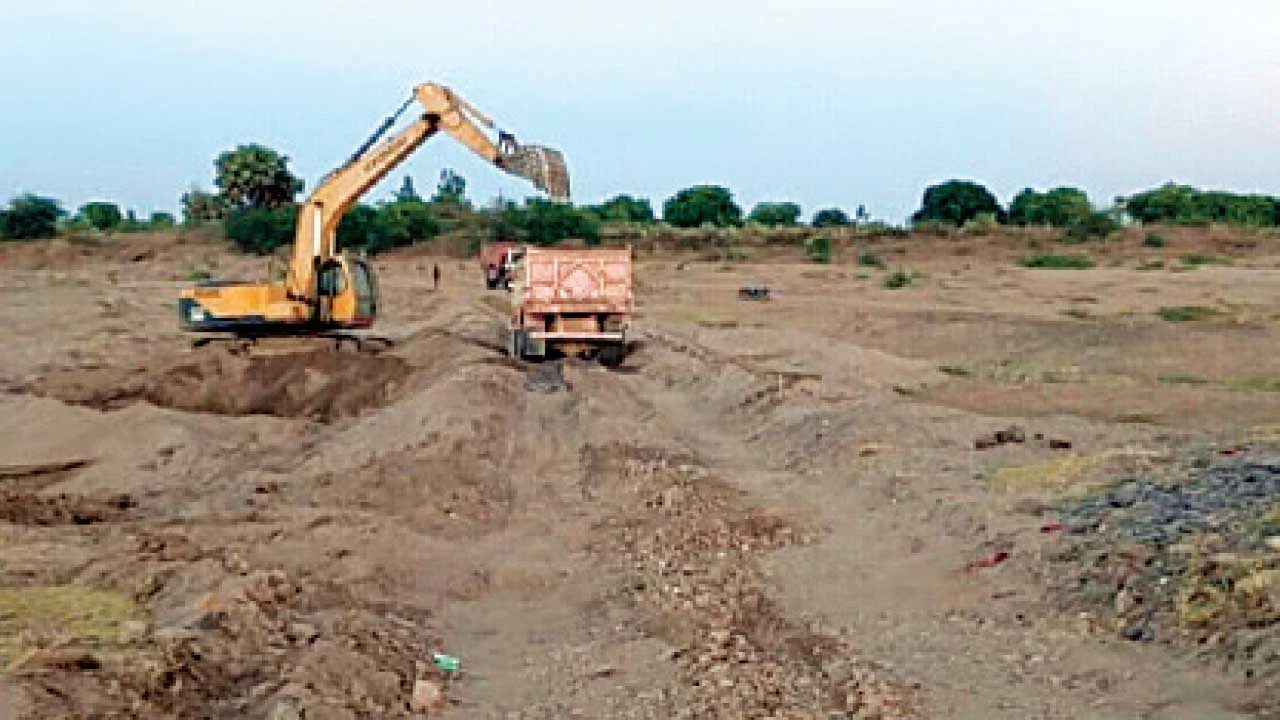 ભરૂચના અંગારેશ્વરમાં ગેરકાયદે રેતી ખનન ઝડપાયું.