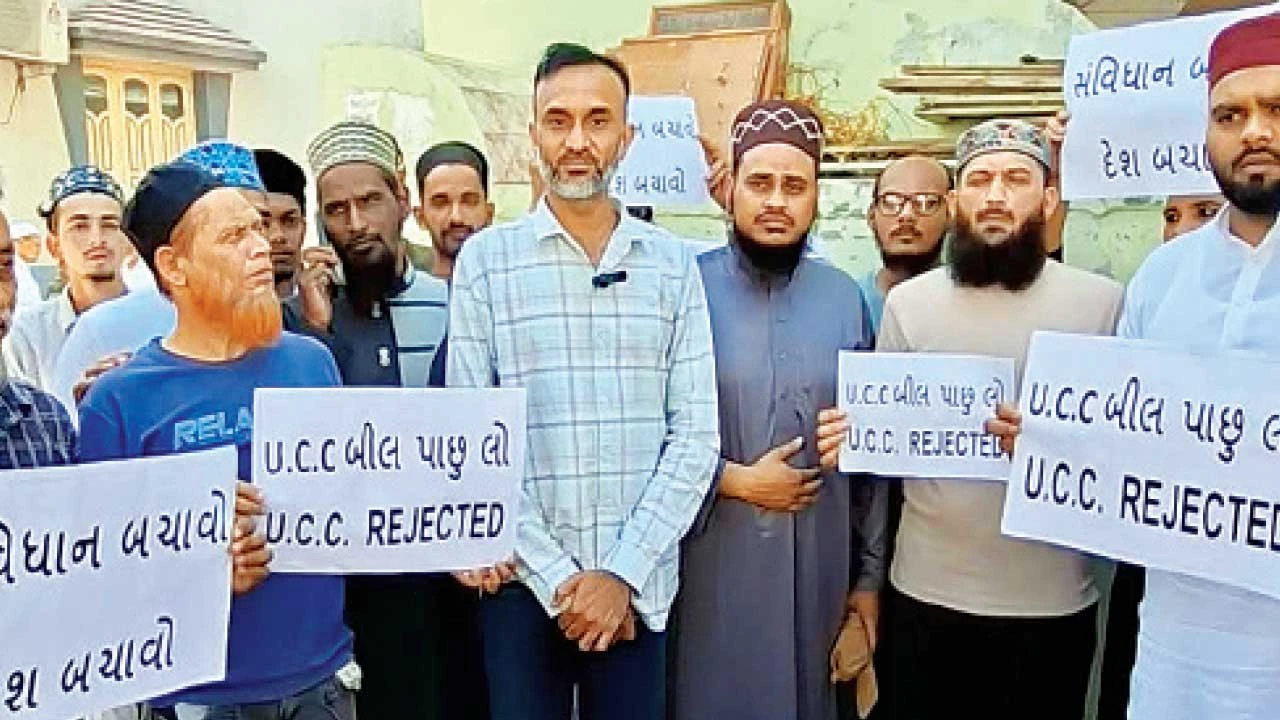 ભરૂચમાં UCC કાયદાના વિરોધમાં લઘુમતિ સમાજ દ્વારા કાળી પટ્ટી બાંધી વિરોધ દર્શાવવામાં આવ્યો.