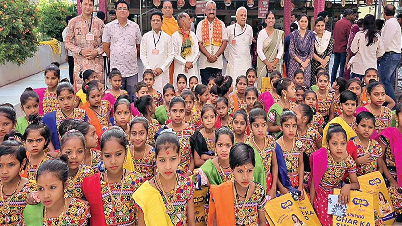 પાલનપુના: અંબાજી પંથકની શાળાઓમાં કન્યા પૂજન સાથે કીટ અપાઈ.