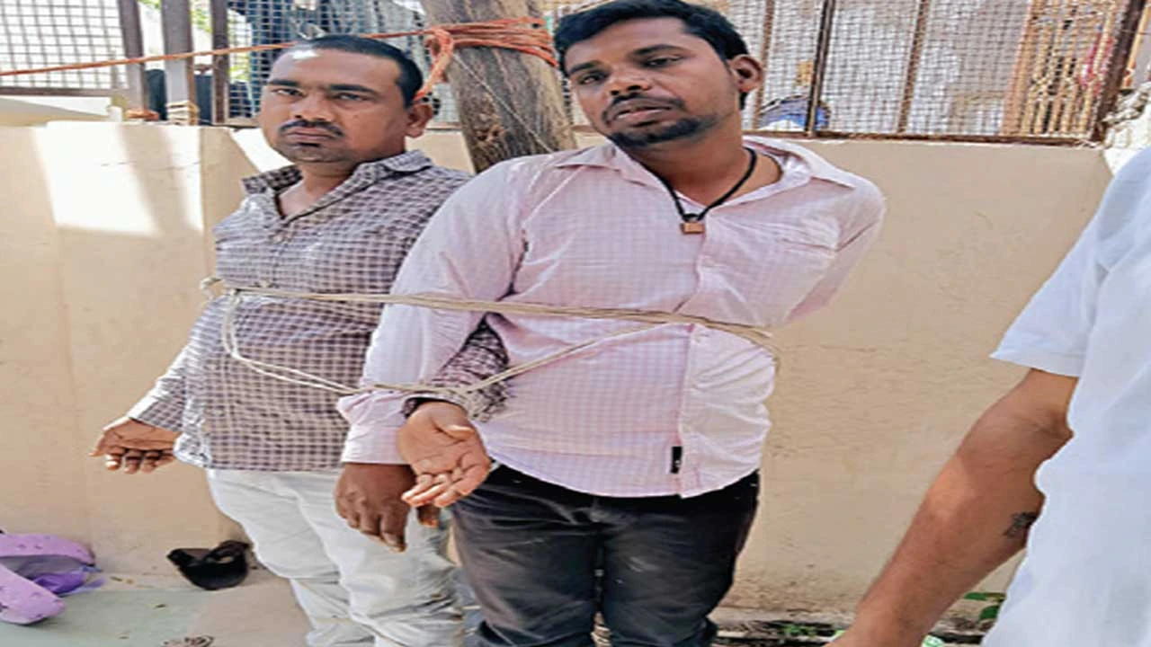 Patan: 11 પાટણ પાટણમાં દાગીના ધોવા આવેલા બે ઠગોને રહીશોએ મેથીપાક ચખાડયો 