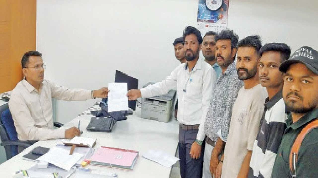 ગોધરા: CCE પરીક્ષા ઓફ્લાઇન લેવા પંચમહાલના યુવાનોની રજૂઆત, સાંસદ અને કલેક્ટરને આવેદનપત્ર.