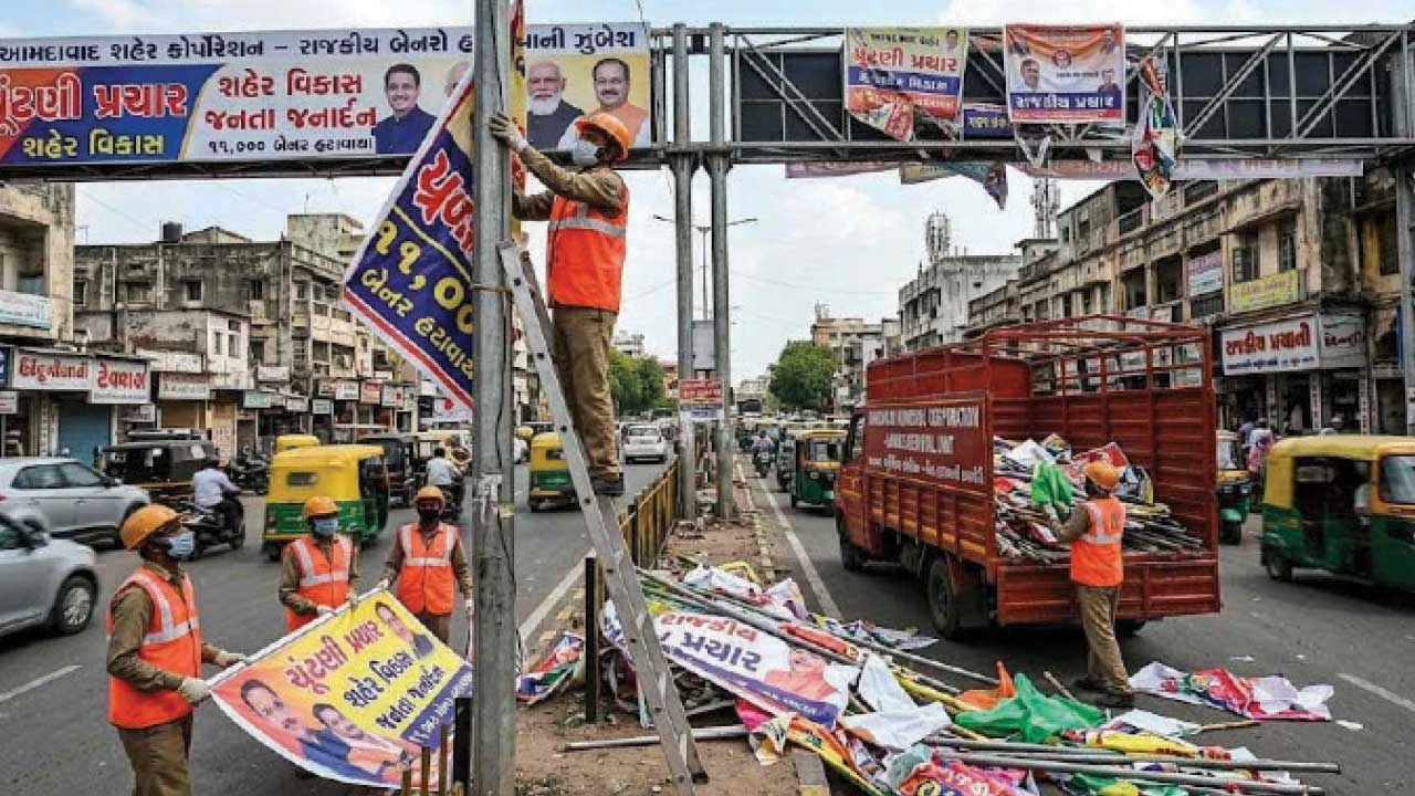 અમદાવાદ: મ્યુનિ. તંત્ર દ્વારા શહેરમાંથી 11,000 રાજકીય બેનર-હોર્ડિંગ્સ દૂર કરાયા.