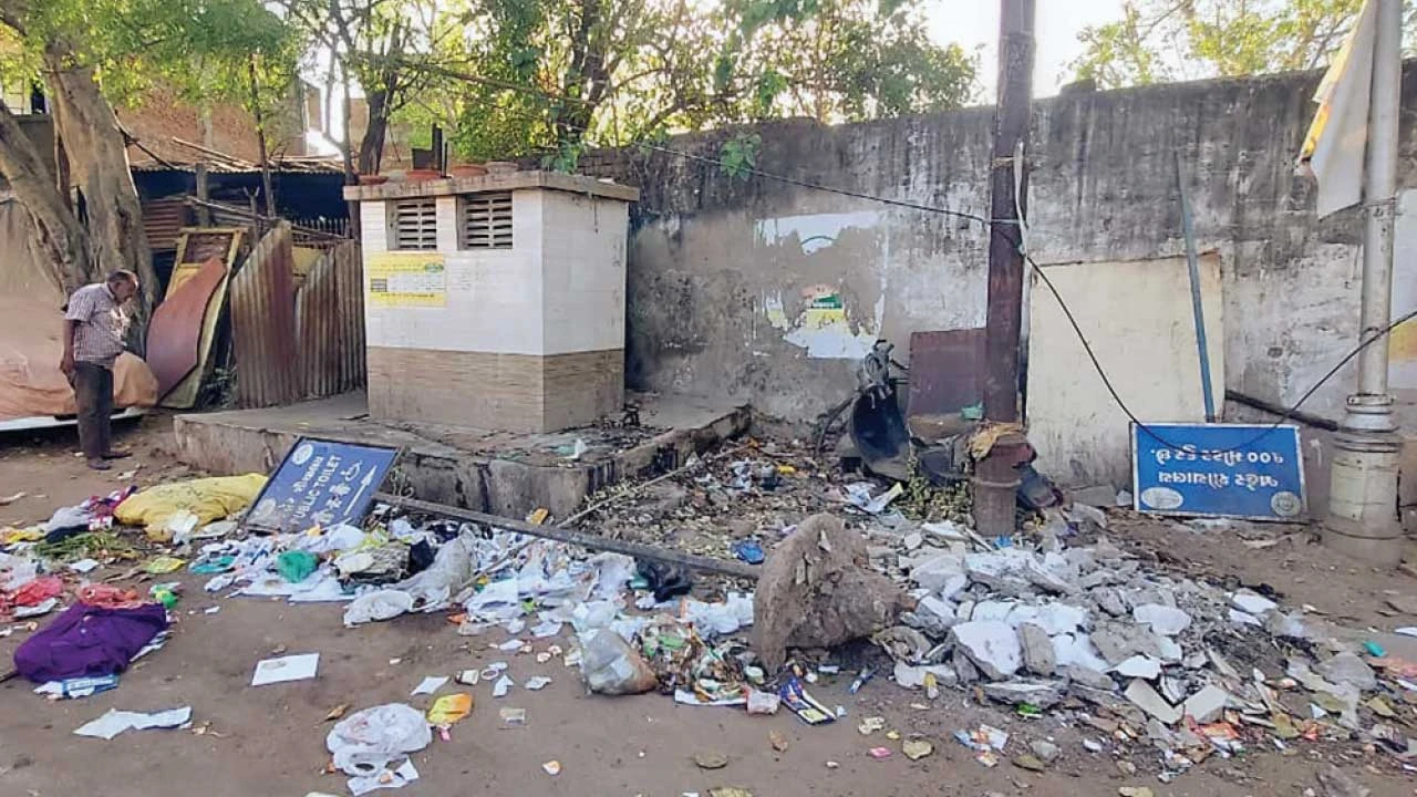 Ahmedabad: બહેરામપુરામાં સ્વચ્છતા અભિયાનના લીરેલીરા ઉડાડતું જર્જરિત જાહેર શૌચાલય