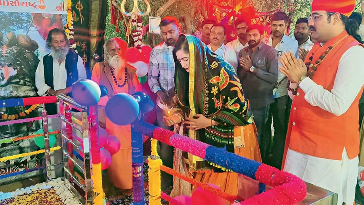 Sayla: માં કળીયુગના દેવી મેલડી માતાજીના દીવ્ય પ્રાગટય સ્થાને મહાઆરતીમાં હજારો ભાવિકો જોડાયા 