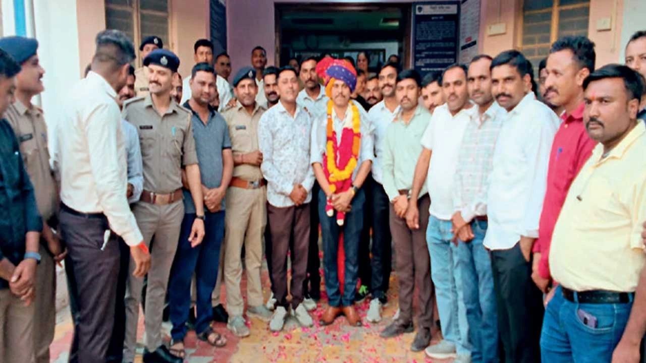Banaskantha: શિહોરીમાં પીઆઈની જિલ્લા ટ્રાફિક પોલીસમાં બદલી થતા વિદાય સમારોહ યોજાયો 