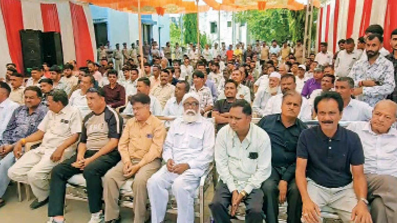 Panchmahal: શહેરા પોલીસ સ્ટેશનમાં ચૂંટણી સંબંધિત લોક દરબાર યોજાયો, જેમાં સ્થાનિક સ્વરાજ્યની ચૂંટણી અંગે ચર્ચા થઈ.