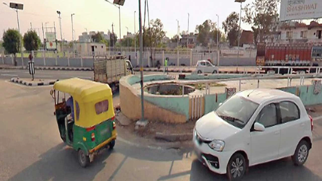 Himatnagar: હિંમતનગરના મહેતાપુરા સર્કલ પાસે બમ્પના અભાવે અકસ્માતનો ભય