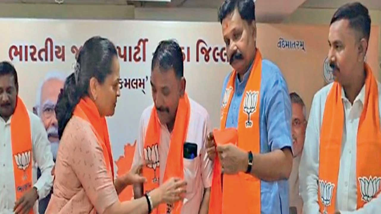 માતર, મહેમદાવાદના 500થી વધુ કોંગ્રેસ કાર્યકરો ભાજપમાં જોડાયા.