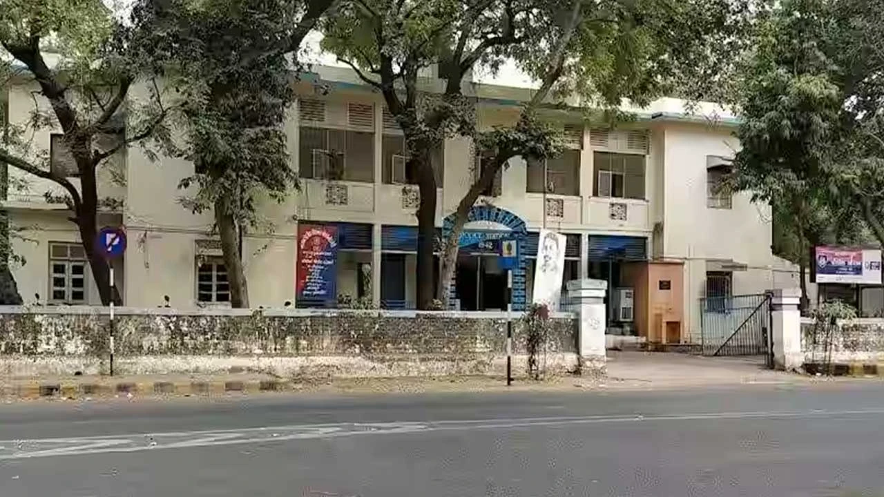 વિજયનગરમાં ખાનગી ડેરી આગળ નજીવી બાબતે ઝઘડો થયો.