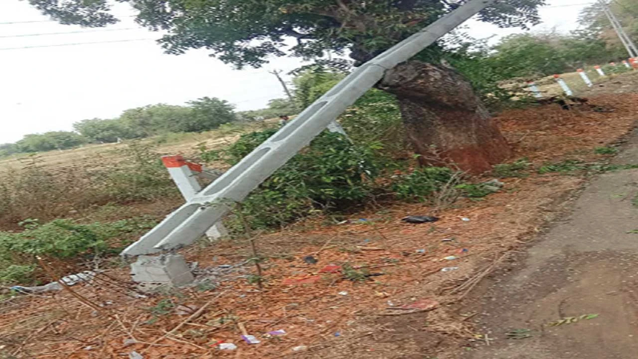 બાયડના ગામડાંઓમાં વાવાઝોડાથી આશરે 21 જેટલા વીજથાંભલા ધરાશાયી, UGVCLને મોટું નુકસાન થયું.