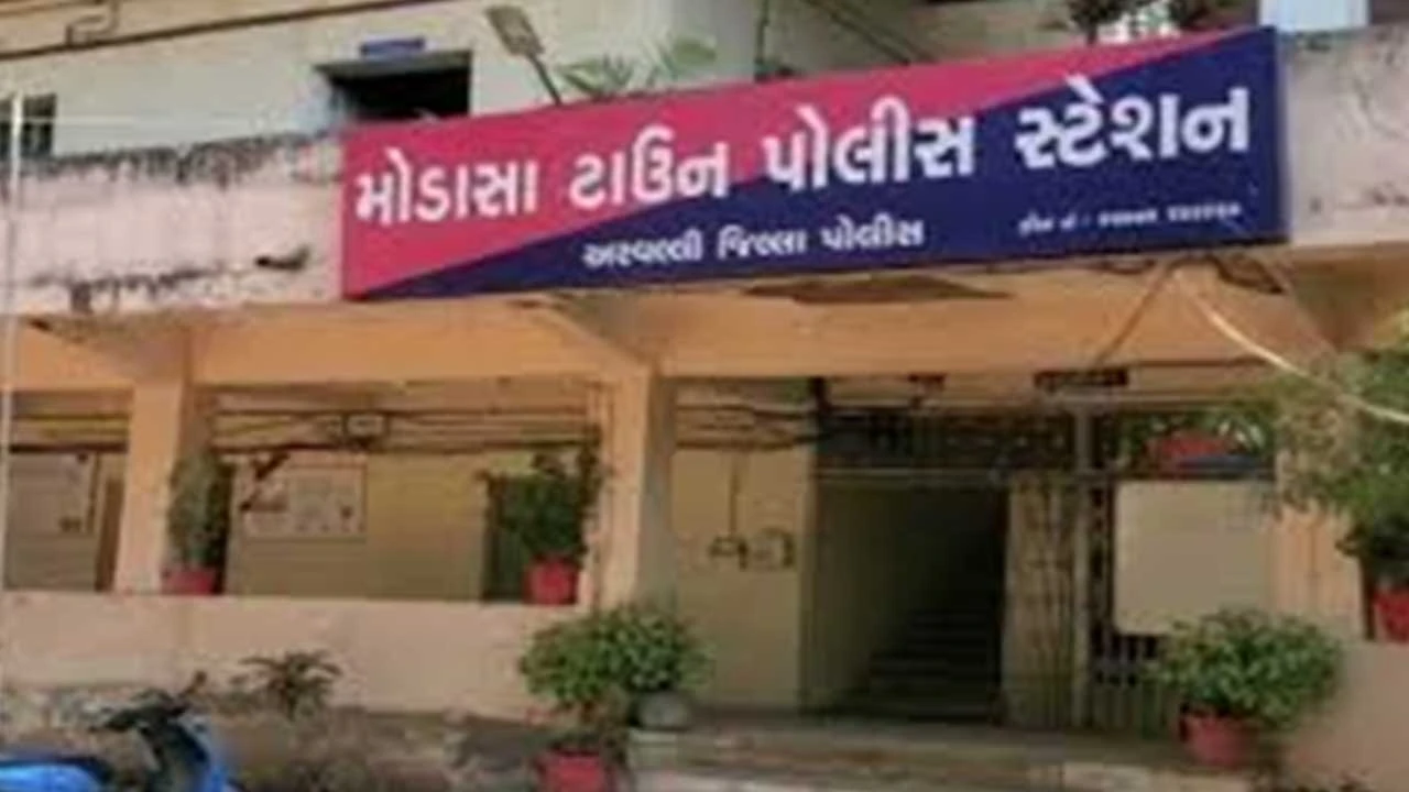 અરવલ્લીમાં SOG પોલીસે વધુ એક બોગસ ડોક્ટરને પકડ્યો, જે લોકોના સ્વાસ્થ્ય સાથે ચેડાં કરતો હતો.