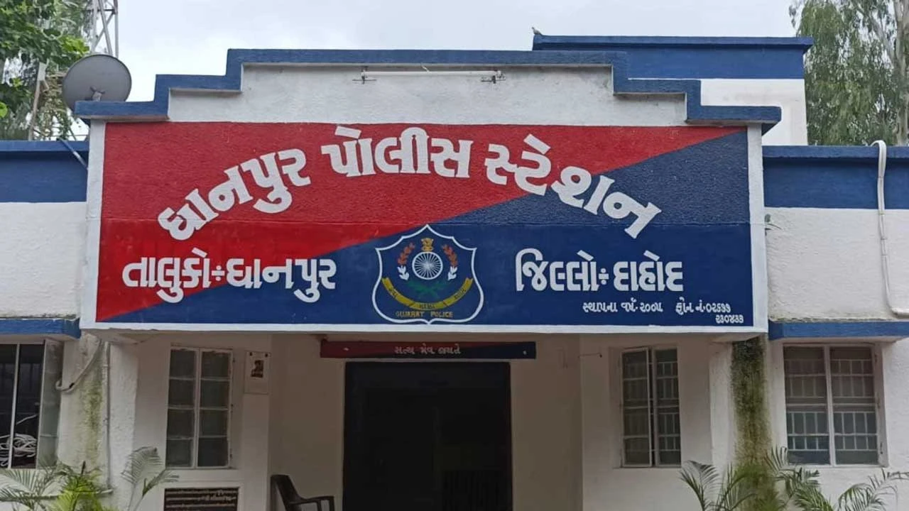 દાહોદના ધાનપુર પાસે ટ્રેક્ટરમાં સંતાડેલો રૂ. 4 લાખનો દારૂ ઝડપાયો.