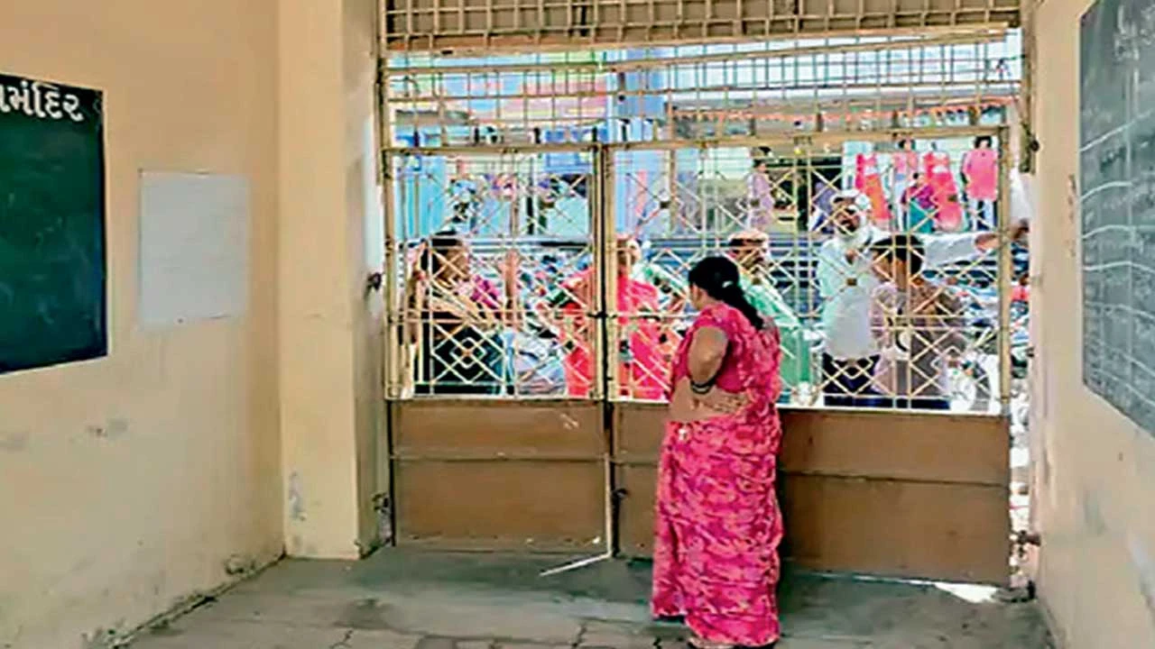 Himatnagar: બાલમંદિરમાં માનસિક અસ્વસ્થ યુવક બાળકને લેવા આવ્યો 