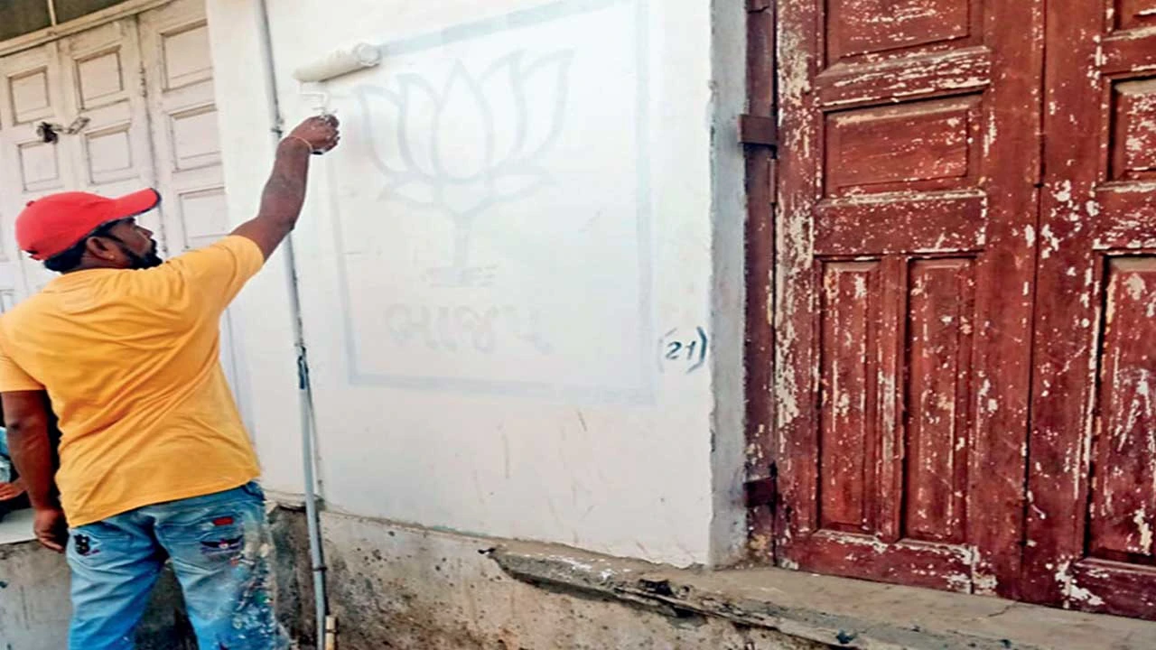 Himatnagar: વિવિધ સ્થળેથી 485 પોસ્ટર-બેનર-લખાણ દુર કરાયા 