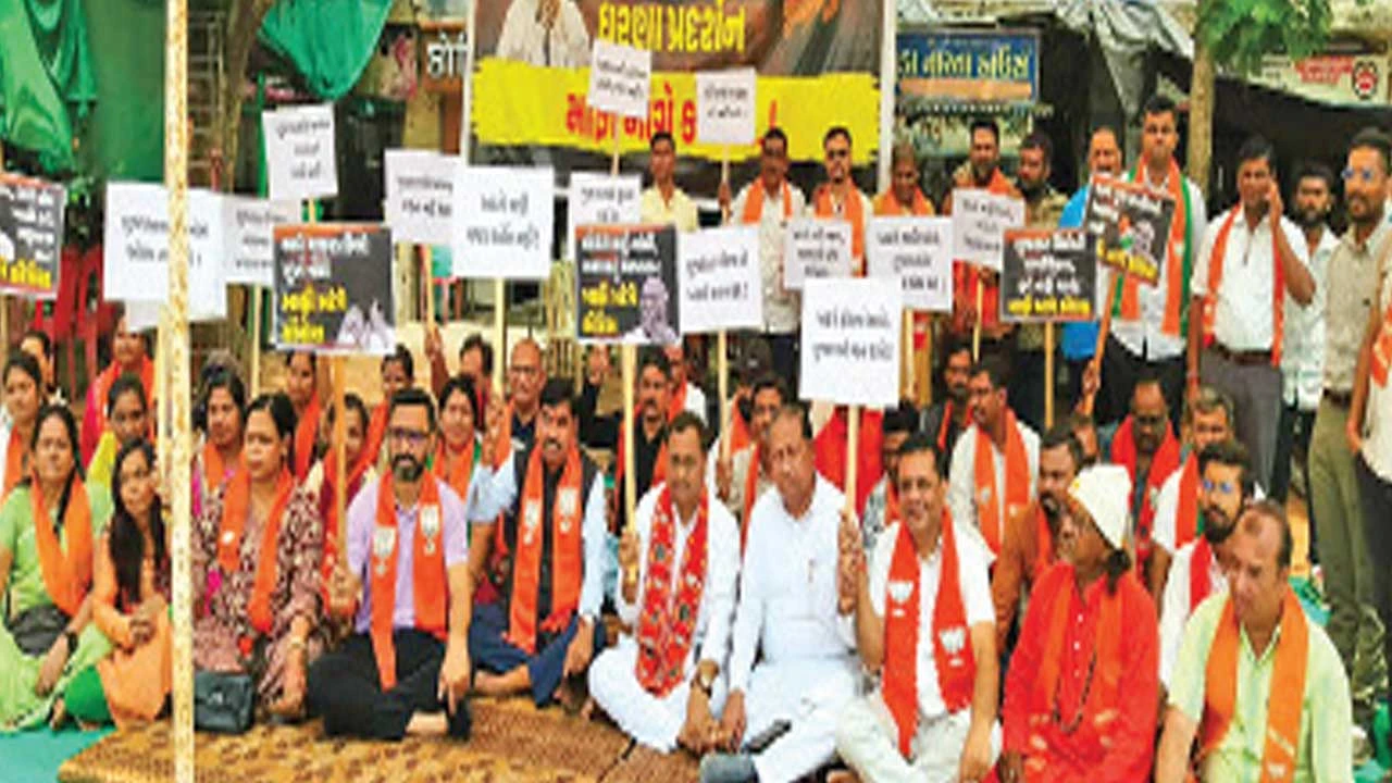 લુણાવાડામાં મહીસાગર ભાજપ દ્વારા કોંગ્રેસ અધ્યક્ષના નિવેદન સામે ધરણાં.