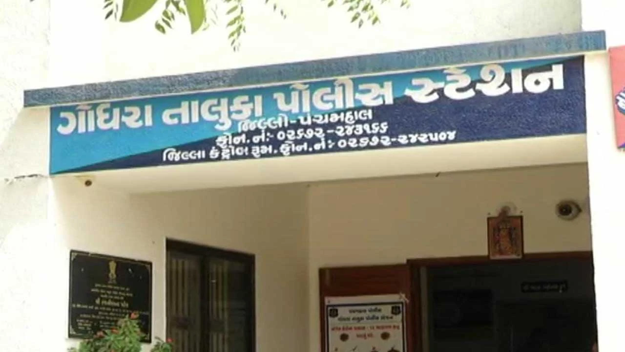 ગોધરાના પરવડી ચોકડી નજીક કારમાંથી દારૂ ઝડપાયો.