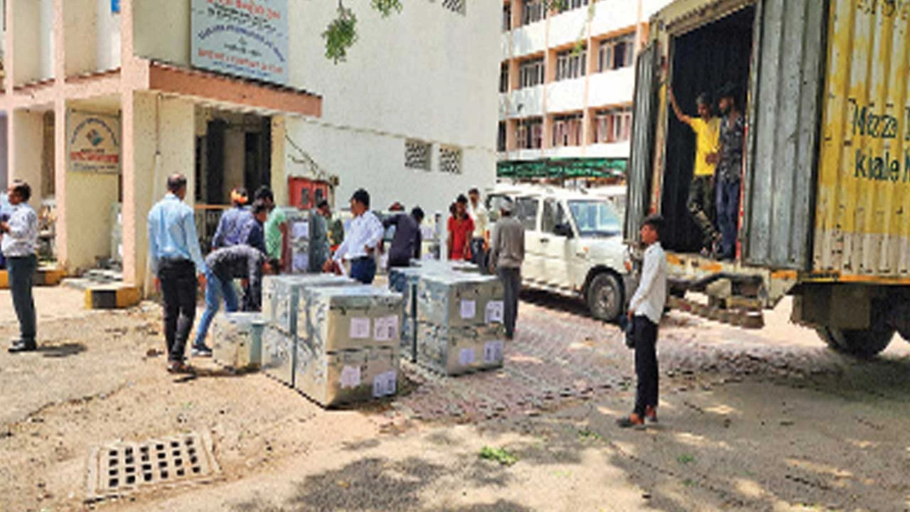 ગોધરા કંટ્રોલ રૂમથી EVM વિવિધ સ્ટ્રોંગરૂમમાં રવાના કરાયા, સ્થાનિક સ્વરાજ્યની ચૂંટણીની તૈયારી.
