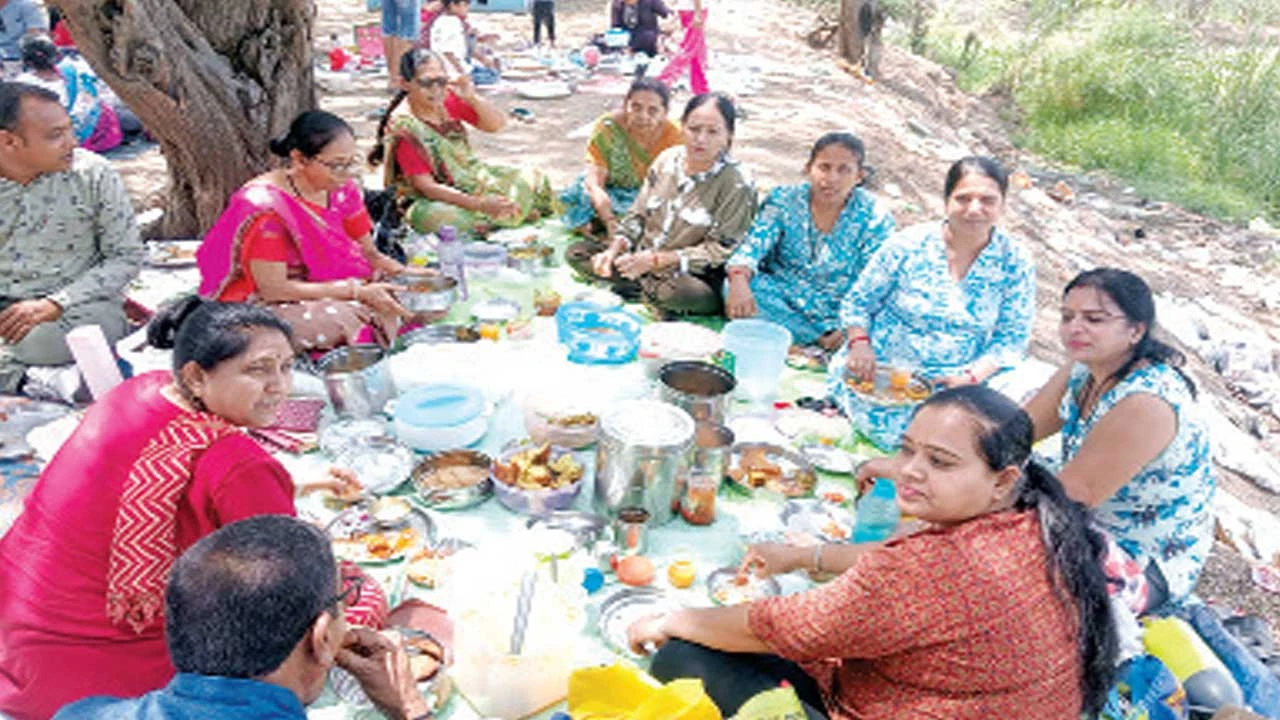 ભરુચના ઉમલ્લાના ભાવિકો બળિયાદેવ મંદિરે "ટાઢું" ખાવા ઊમટયાં.