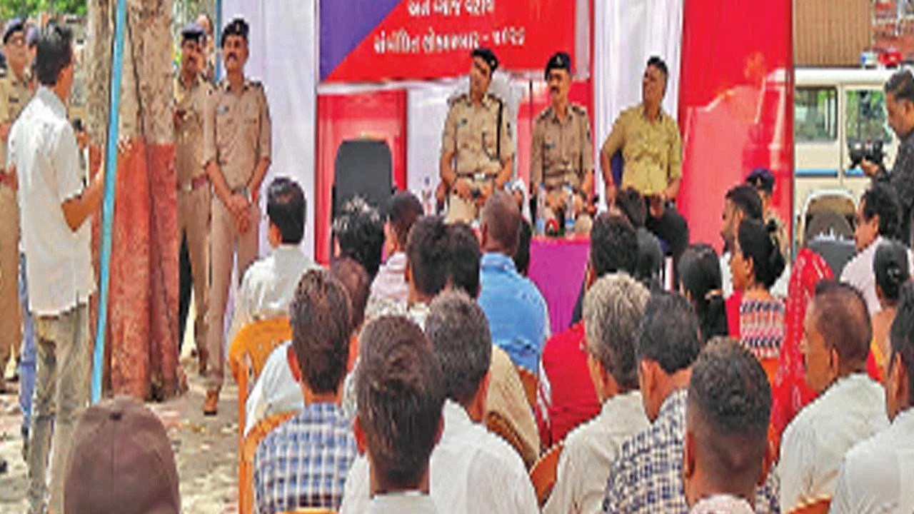 Panchmahal: કાલોલ તા.ના વેજલપુર પોલીસ સ્ટેશન ખાતે લોક દરબાર યોજાયો 
