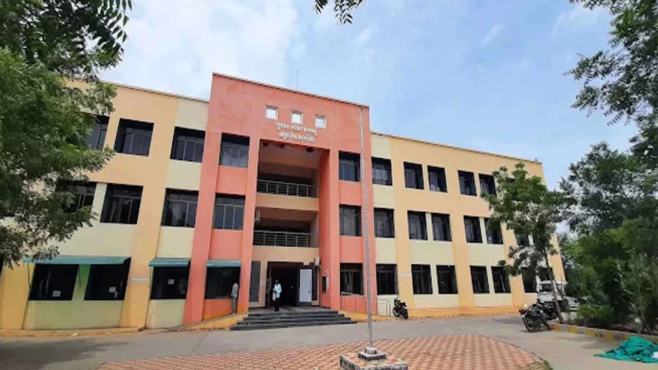 Vadodara: ડેસર સેવાસદન ખાતે ઉમેદવારો અને ટેકેદારોનું કીડિયારું ઊભરાયું 