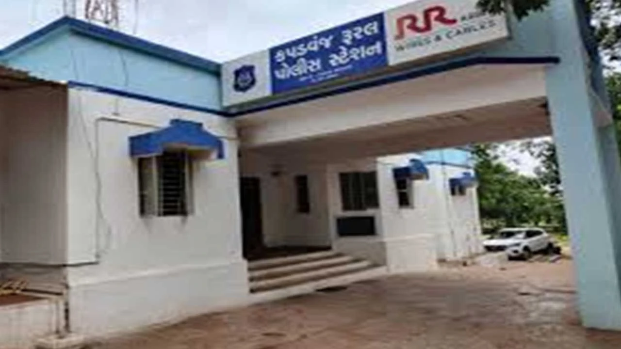 Kheda: વાત્રક નદી પૂલે રેલિંગમાં હાઈવા ભટકાઈ, એકનું મોત