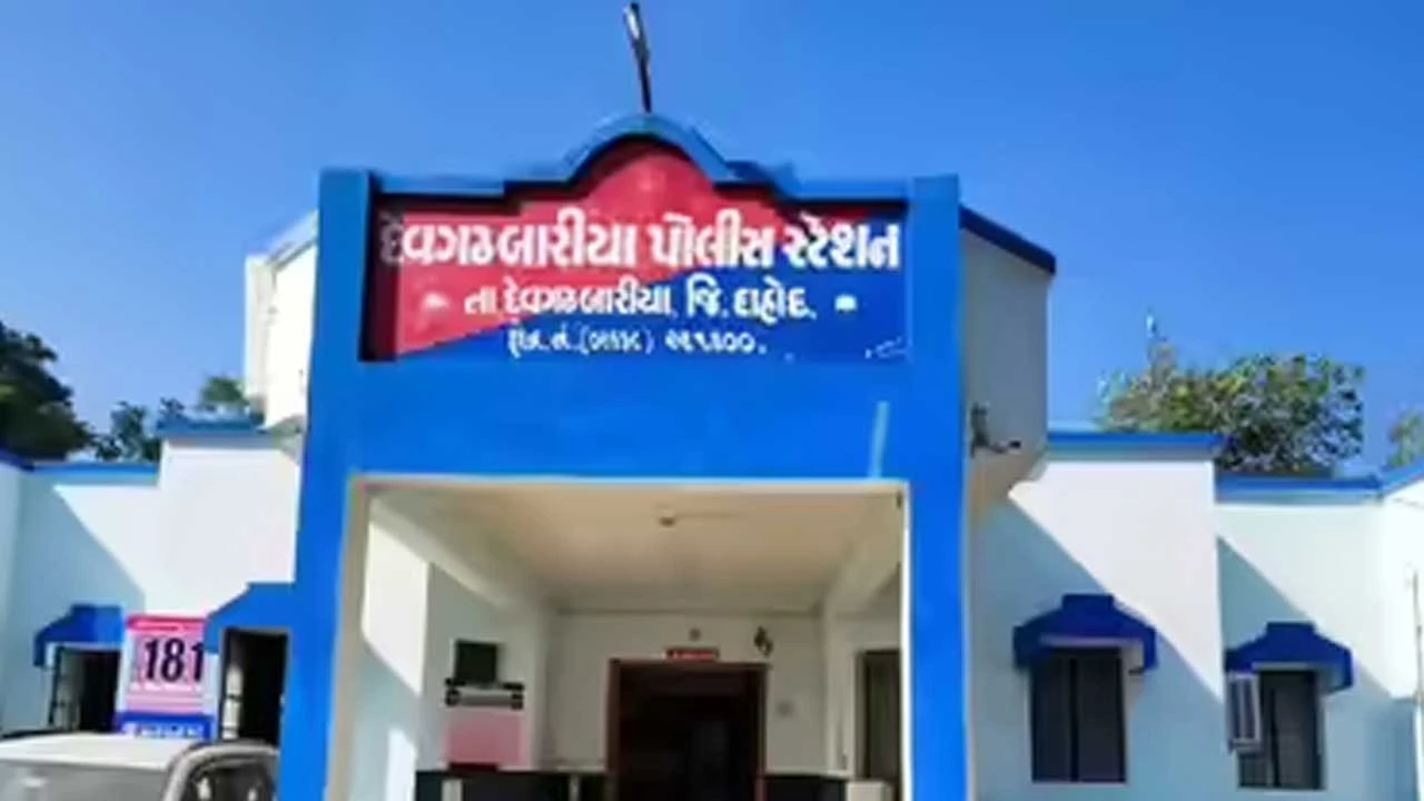 દાહોદ: પુરઝડપે બાઈક સ્લીપ થતા યુવકનું મોત. Devgadh Baria Police દ્વારા કાર્યવાહી.