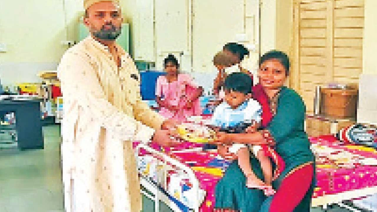 નર્મદા: સાગબારા હોસ્પિટલમાં મેમણ ડે નિમિત્તે દર્દીઓને ફળ-બિસ્કિટ વિતરણ કરાયું.