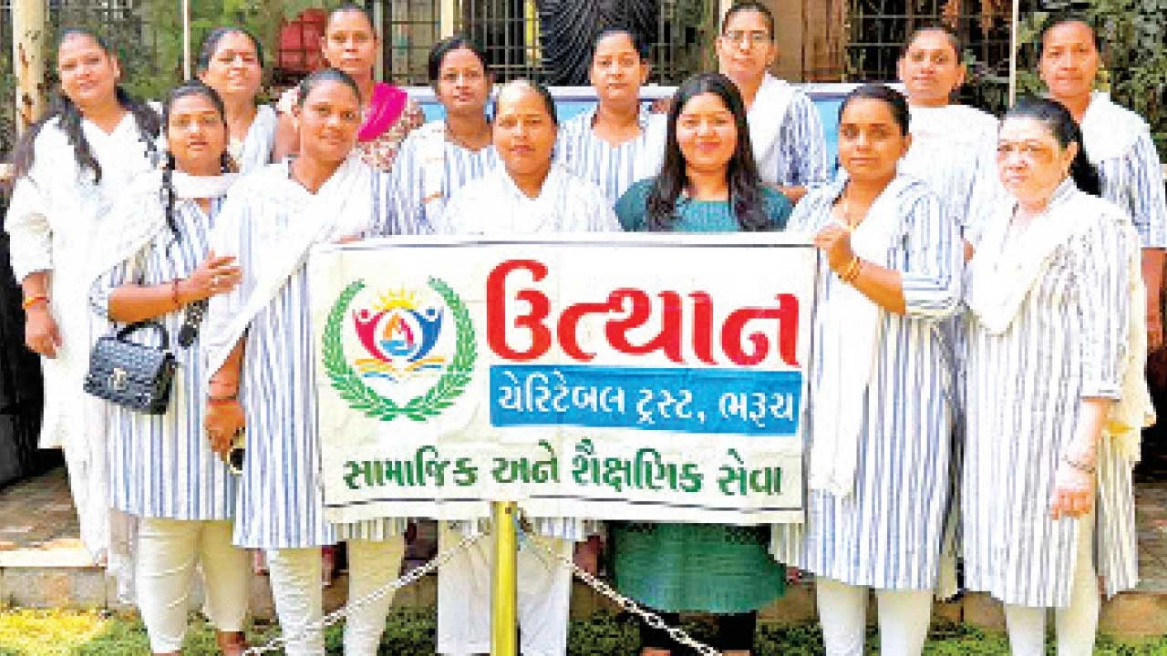 ભરૂચ: જ્યોતિબા ફુલે જન્મજયંતિ નિમિત્તે શ્રદ્ધાંજલિ અપાઈ. Utthan Charitable Trust દ્વારા આયોજન.