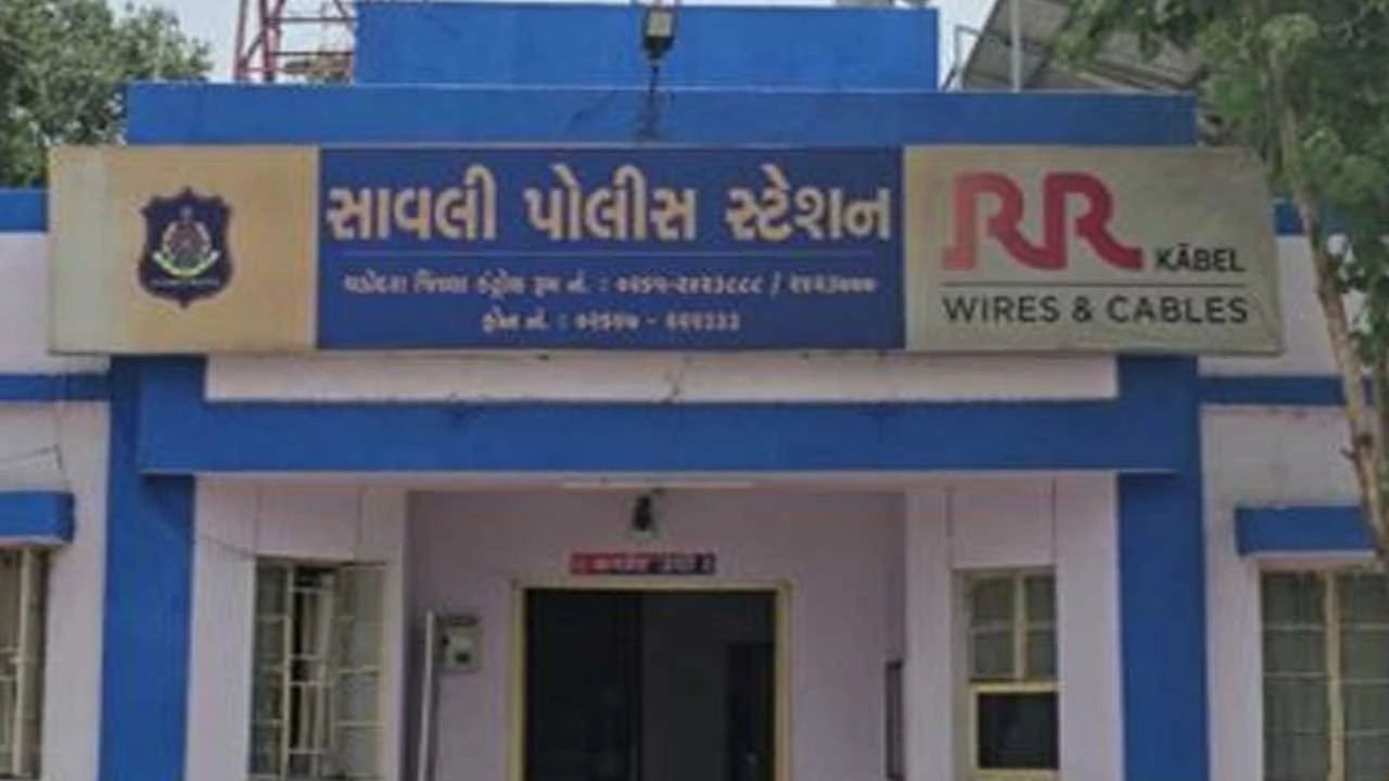 Vadodara: મેવલી-ભમરઘોડા રોડ પરથી રૂ. 2.61 લાખનો દારૂ કારમાંથી ઝડપાયો, પોલીસે તપાસ હાથ ધરી.