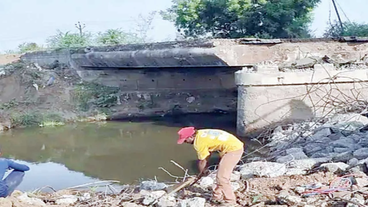 Ankleshwar: આમલાખાડી પરના જર્જરિત બ્રિજને તોડવાની કામગીરી શરૂ કરાઈ, વાહનવ્યવહાર માટે ડાયવર્ઝન અપાયું.