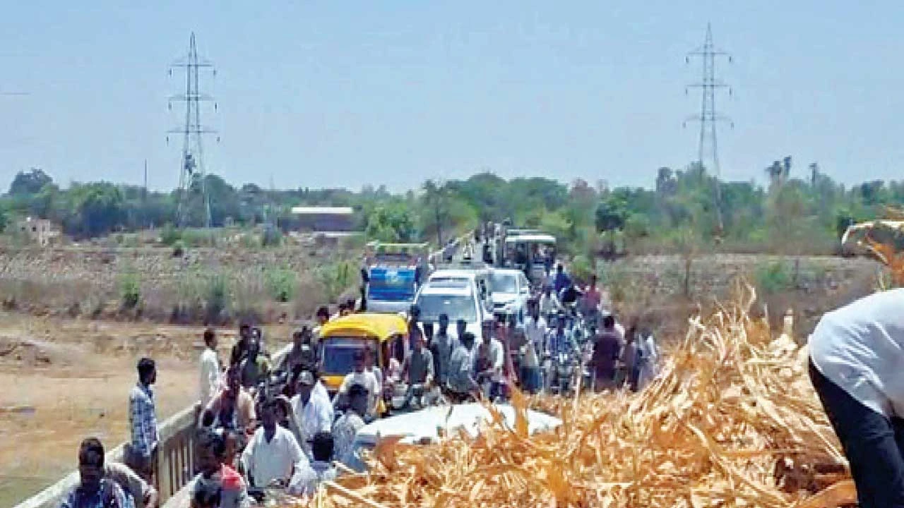 Bodeli: ઓરસંગ બ્રિજ પર અકસ્માતમાં 7નો બચાવ, ટ્રાફિક જામ સર્જાયો.