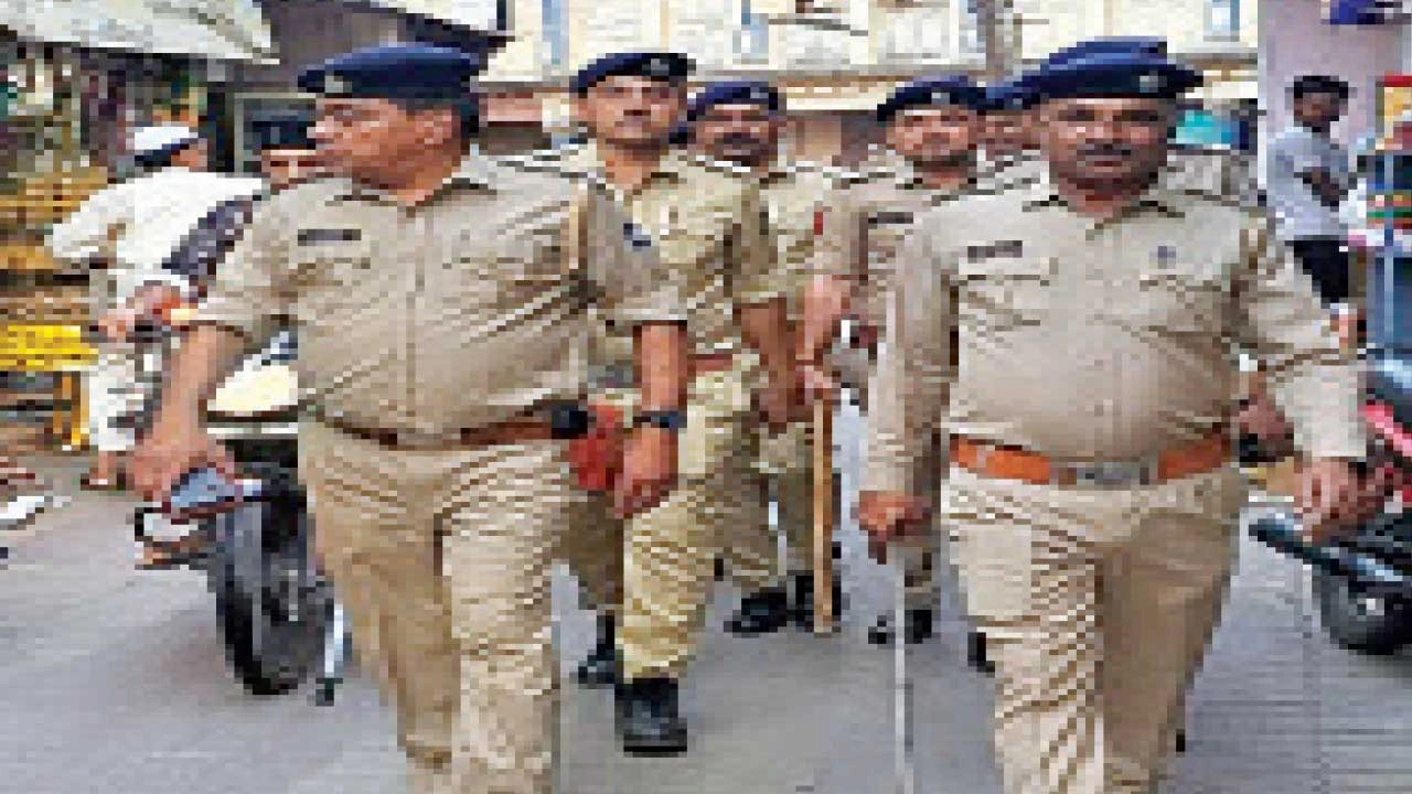 પાલેજ: ટંકારિયા ખાતે પાલેજ પોલીસ દ્વારા ફૂટ માર્ચ યોજાઇ.