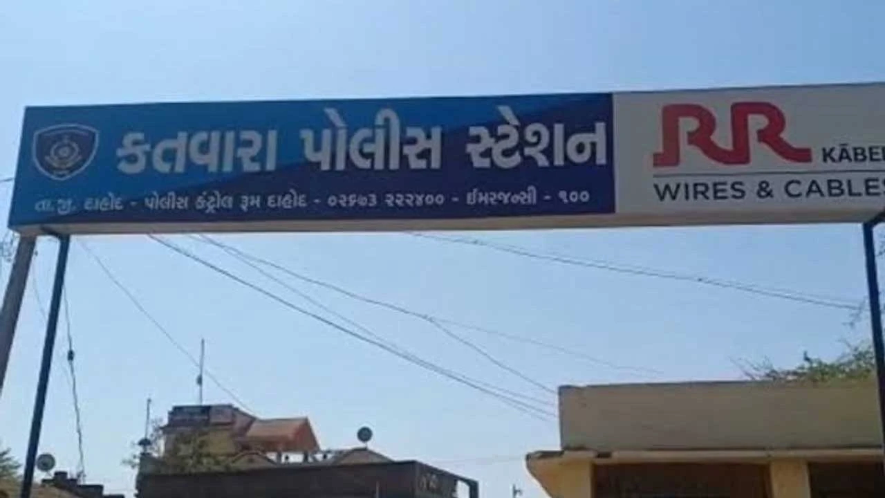 Dahod:ઘર પાસે ઊભેલા પરિવારને કન્ટેનરના ચાલકે અડફેટે લીધા, પત્નીનું મોત 