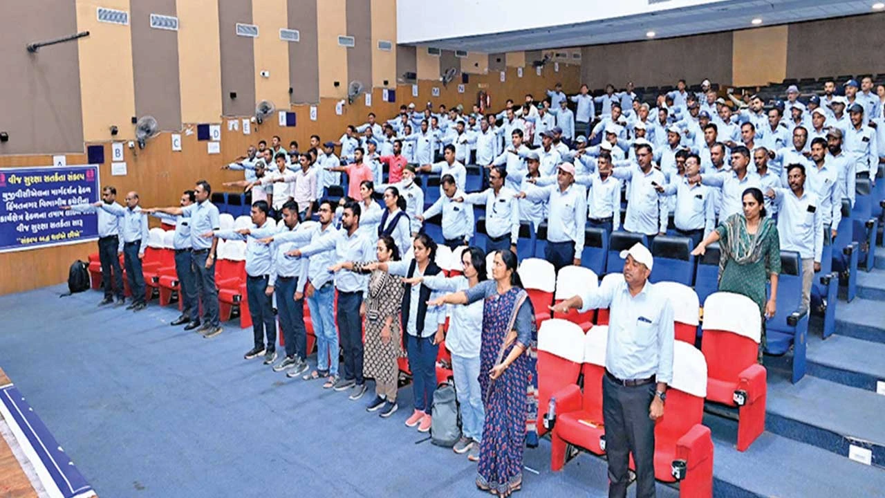 Himatnagar: વીજ કંપનીના લાઈન સ્ટાફની બેઠક યોજાઈ 