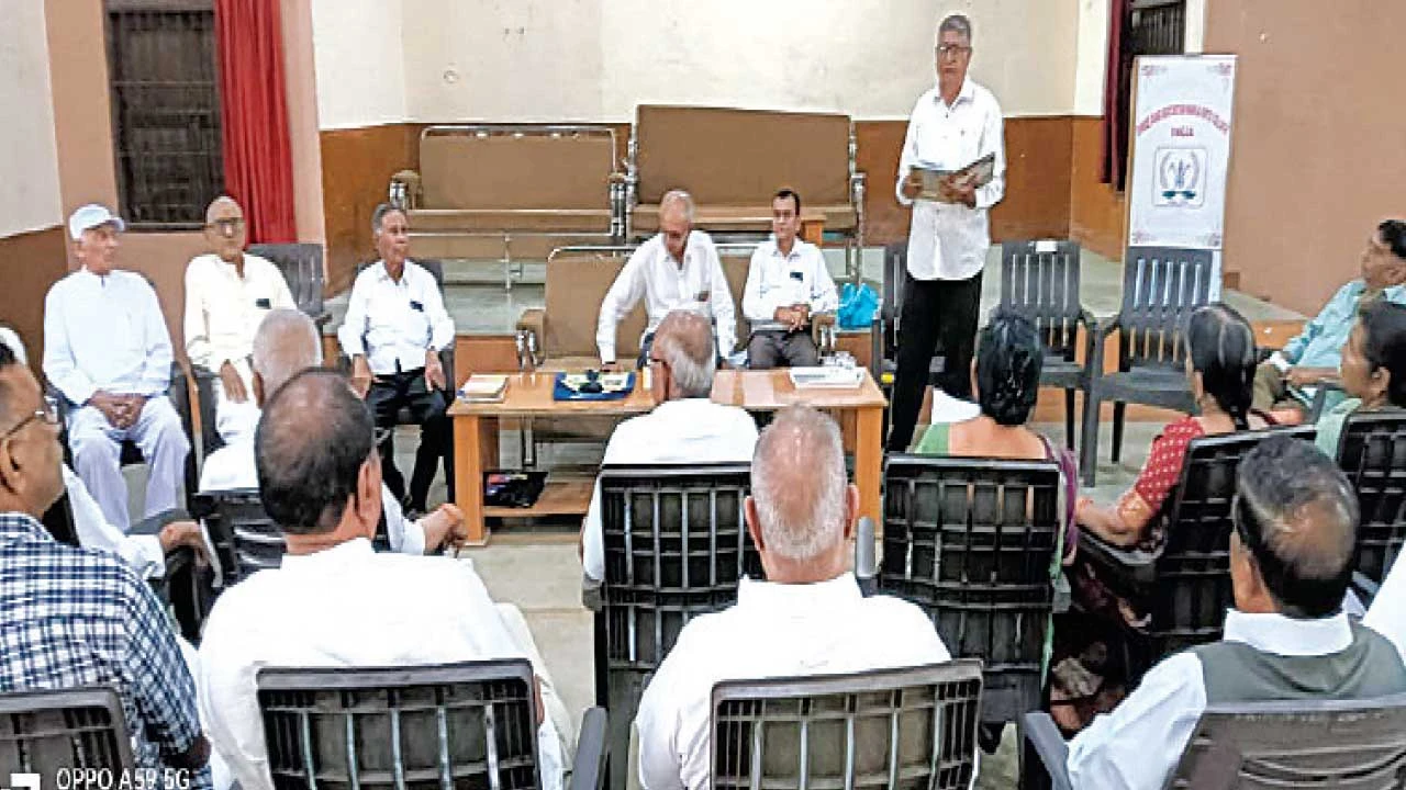 Bharuch: ભરૂચ જિલ્લા અને તાલુકા નિવૃત્ત કર્મચારી મંડળની કારોબારી મળી 