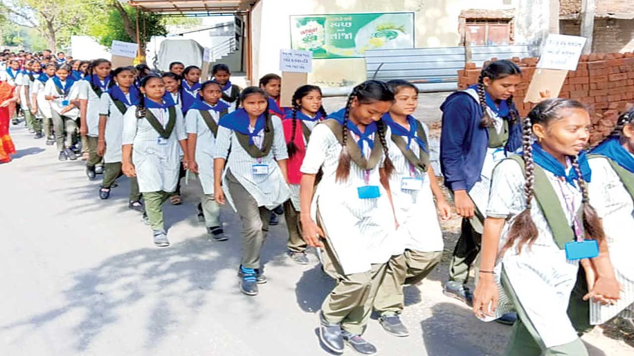 Chhota Udepur: પાવીજેતપુરના શિથોલ ખાતે શાળાના વિદ્યાર્થીઓની મતદાન જાગૃતિ રેલી યોજાઇ