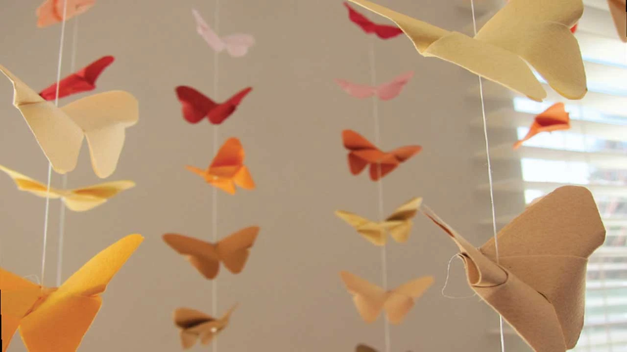 કાગળમાંથી સુંદર ઓરીગામી પતંગિયાં બનાવો: સરળ અને મનોરંજક પ્રવૃત્તિ, મિત્રોને ભેટ આપો અથવા ઘરને સજાવો.