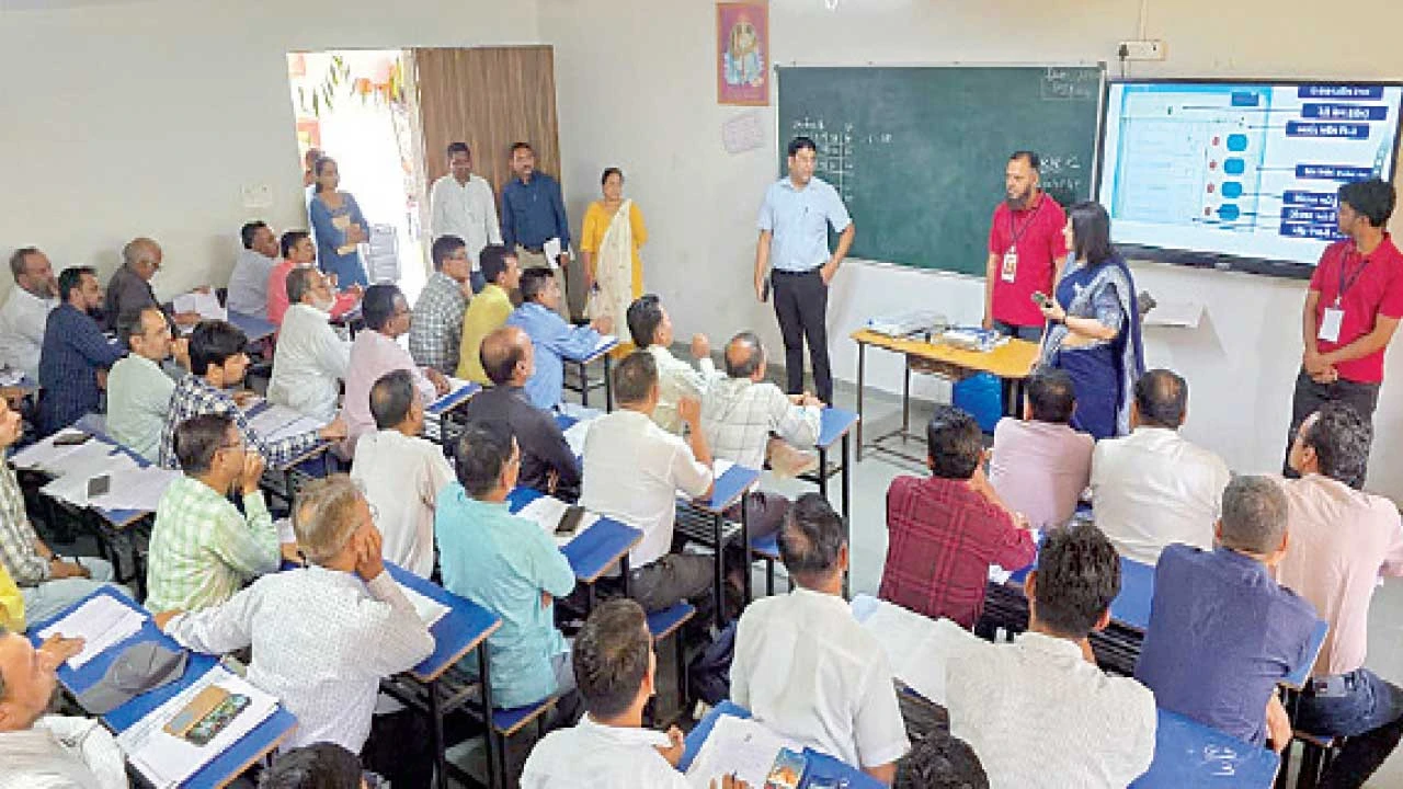 Bharuch: ઝાડેશ્વર ખાતે ચૂંટણીમા જોડાયેલા પૉલિંગ સ્ટાફને તાલીમ અપાઈ 