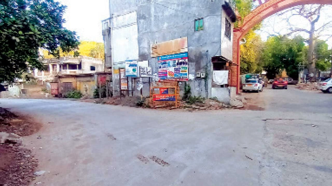 Vadodara: ચાણોદ-દરિયાપુરા અને નંદેરિયા-ભીમપુરા માર્ગે ફૂટપાથ પર બોર્ડના દબાણ