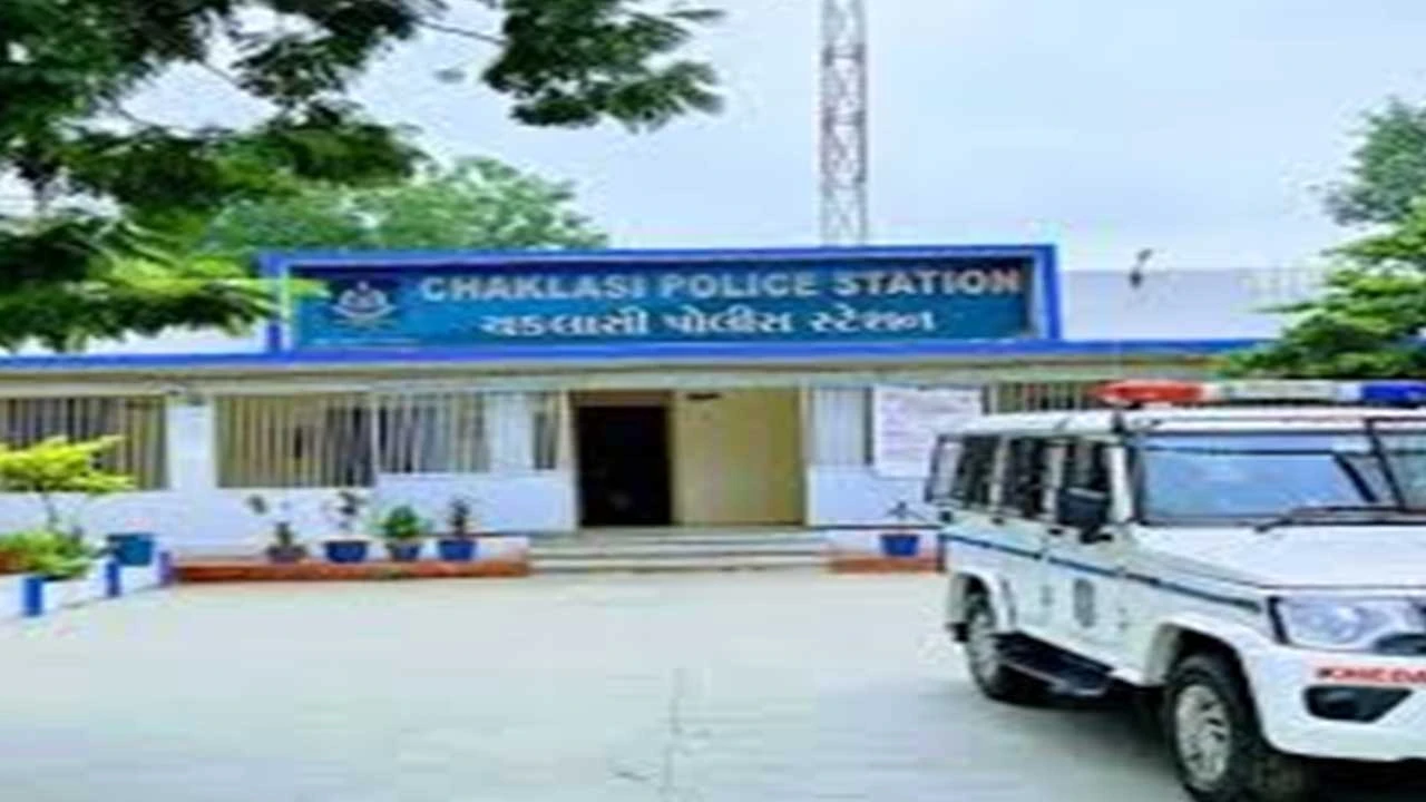 નડિયાદમાં આડા સંબંધના વહેમમાં Vishal નામના યુવકે Ajay નામના યુવકની હત્યા કરી.