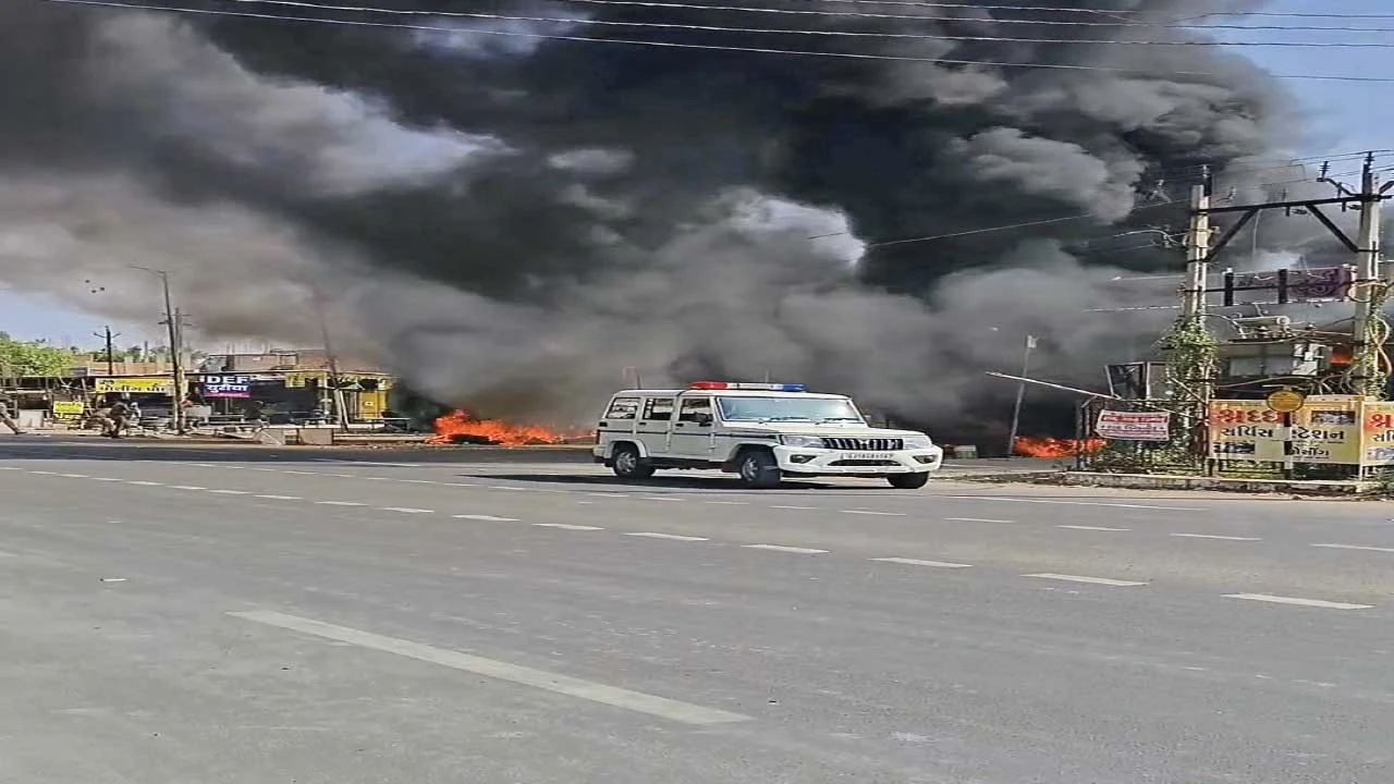 ધંધૂકામાં નજીવી બાબતે યુવાનની હત્યા થતા તંગદિલી, પોલીસ કાફલો ખડકાયો, પેટ્રોલિંગ હાથ ધરાયું.