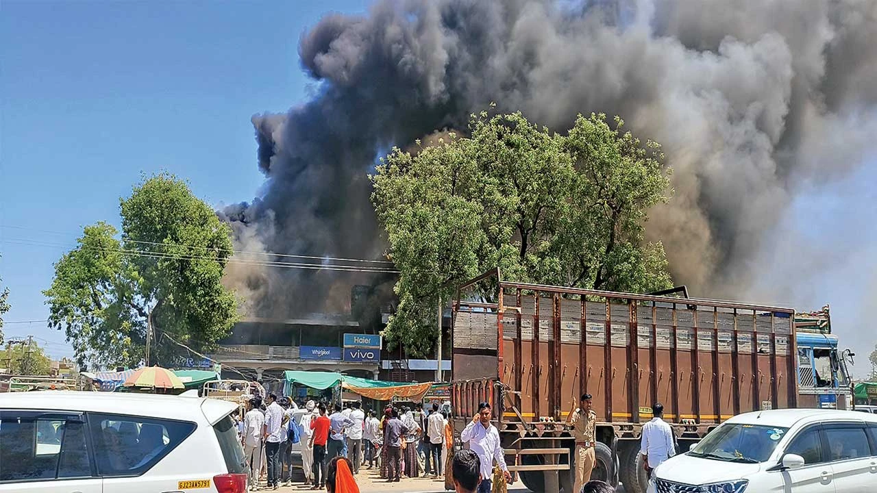 થરાદના લાખણીમાં SHOPPING CENTERના ત્રીજા માળે ભીષણ આગ, અફરાતફરી મચી.